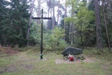 zdjęcie centralnego punktu między mogiłami pomordowanych w Nowinkach