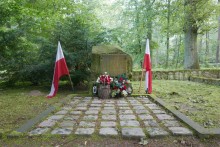 zdjęcie pomnika w zespole grobów ofiar terroru hitlerowskiego w Wypalankach
