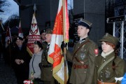 Warta honorowa przed pomnikiem Polskiego Państwa Podziemnego i Armii Krajowej.