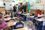 Minister wita się z przedszkolakami w klasie.