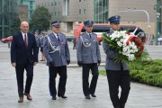 Wojewoda wraz z komendantami policji w drodze do złożenia kwiatów pod pomnikiem Czerwca 56.