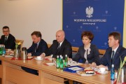 Minister omawia stan wdrożenia rządowego programu „Rodzina 500 plus” w województwie.