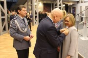 Wojewoda wielkopolski przypina odznaczenie pracowniczce policji