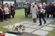 Przedstawiciele kombatantów skadaj wieniec pod Pomnikiem Ofiar Katynia i Sybiru.