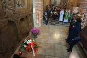 Wicewojewoda składa kwiaty w kaplicy Przemysła II.