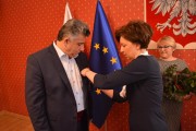 Wicewojewoda wręcza Mikloszowi Deki Czureji Srebrny Medal "Zasłużony Kulturze - Gloria Artis".