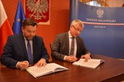 Jacek Jaśkowiak i Przemysław Gorgol podpisują umowę