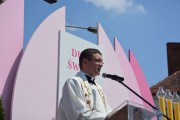 Ks. dr Jan Frąckowiak wygłasza kazanie przed ołtarzem