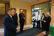 Wojewoda wita się z dyrektorem szkoły w Luboszu. 