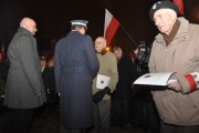 Wojewoda wraz z Generaem Malinowskim wrcza list gratulacyjny Jerzemu Grabusowi.