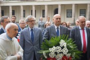 Wojewoda wraz z parlamentarzystami na dziedzińcu kościoła ojców Dominkanów.