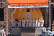 Abp Gądecki wraz z pozostałymi księżmi przed ołtarzem na Ostrowie Tumskim