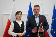 Wojewoda wielkopolska Agata Sobczyk z odznaczonym Krzyżem Zasługi