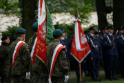 Sztandar wojskowych podczas uroczystości upamiętniające śmierć ofiar katyńskich