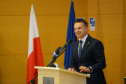 Minister Adam Szłapka, który przemawia