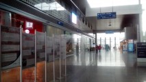 Gabloty z informacjami dotyczącymi zapobiegania handlowi ludźmi w Wydziale Spraw Obywatelskich i Cudzoziemców w pasie terminalu pasażerskiego Portu Lotniczego Poznań – Ławica