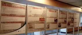 Gabloty z informacjami dotyczącymi zapobiegania handlowi ludźmi w holu Wielkopolskiego Urzędu Wojewódzkiego w Poznaniu