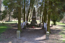 zdjęcie pomnika ku czci ofiar terroru niemieckiego w lesie jedleckim
