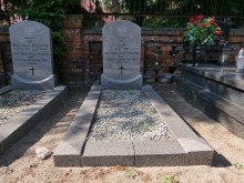 zdjęcie grobu nieznanej ofiary terroru hitlerowskiego w kw. 10 cmetarza w Rawiczu (I)