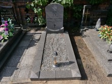 zdjęcie grobu nieznanej ofiary terroru hitlerowskiego w kw. 10 cmetarza w Rawiczu (II)