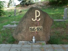 zdjęcie pomnika w kwaterze "za murem" w Rawiczu