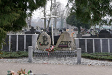 zdjęcie centralnego pomnika na mogile skarszewskiej w Kaliszu