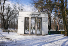 zdjęcie głównej bramy Cmentarza Żołnierzy Radzieckich w Kaliszu