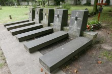 zdjęcie grobu zbiorowego żołnierzy poległych w II wojnie światowej - NN oraz Kazimierz Sroka. Poznań