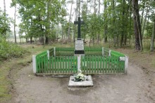 zdjęcie grobu (I) pomordowanych w Jarogniewicach