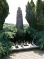 zdjęcie grobu nieznanego Powstańca Wielkopolskiego i ofiary II wojny światowej w Mikorzynie