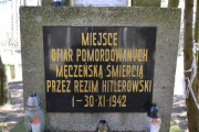 zdjęcie pomnika ku czci ofiar terroru niemieckiego w lesie jedleckim