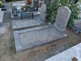 zdjęcie grobu nieznanej ofiary terroru stalinowskiego w kw. 16 cmentarza w Rawiczu (I)