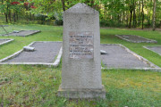 zdjęcie bocznego obelisku na cmentarzu wojennym Armii Czerwonej w Glinnie