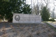 pomnik przy wejściu na Cmentarz Oficerów Radzieckich w Wolsztynie