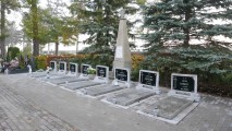 zdjęcie mogił ofiar terroru niemieckiego z 1945 r. w Kłodzie