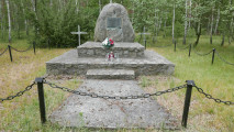 zdjęcie grobu cywilnych ofiar niemieckiego bombardowania dworca kolejowego. Lipie Góry