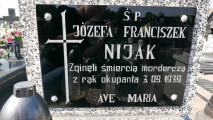 Zdjęcie tablicy inskrypcyjnej grobu Józefy i Franciszka Nijak. Giżyce