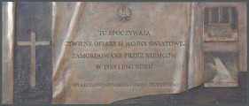 zdjęcie mogiły zbiorowej ofiar terroru niemieckiego w Trzemesznie