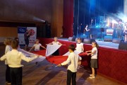 Dzieci z rozwiniętymi flagami narodowymi 