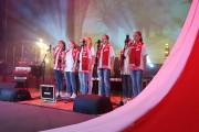 Widok dzieci śpiewających na scenie - wystrój biało-czerwony
