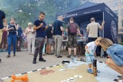 Uczestnicy pikniku rodzinnego biorą udział w zajęciach przygotowanych przez organizatorów. 