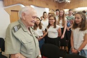 Generał Podhorski rozmawia z uczniami. 