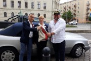listy z poczty kabrioletowej przed pocztą