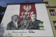 Mural przedstawiający trzech bohaterów odzyskania niepodległości.