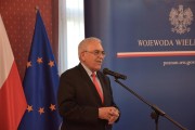 Jeden z nagrodzonych przemawia