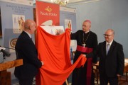 Wojewoda, arcybiskup i prezes odsłaniają tablicę 