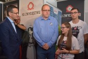 Premier Morawiecki rozmawia z twórcami gry. 