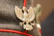 zbliżenie orzełka na czapce wojskowej