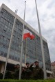 żołnierze wciągają flagę na maszt