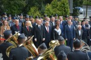 uczestnicy uroczystości stoją za orkiestrą